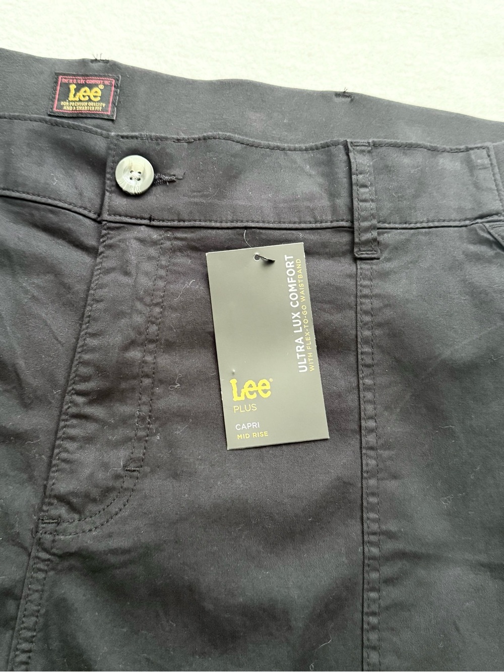 Lee Cargo Capris Women’s 22W Black Mid Rise Relaxed Fit Cotton Comfort NWT - Picture 7 of 8